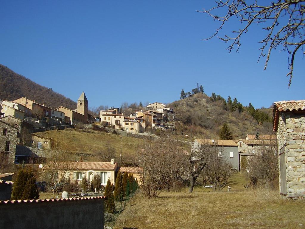 Gites Les Tilleuls Clamensane Bagian luar foto