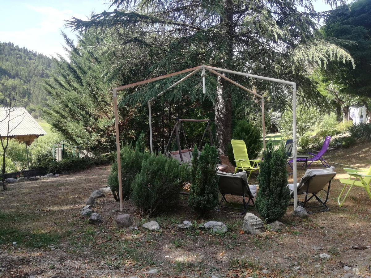 Gites Les Tilleuls Clamensane Bagian luar foto
